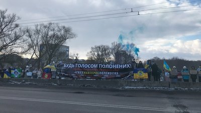 "Поверніть наших рідних з полону": у Франківську утворили ланцюг єдності на підтримку військовополонених "Поверніть наших рідних з полону": у Франківську утворили ланцюг єдності на підтримку військовополонених