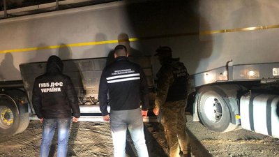 На Львівщині правоохоронці виявили мінізавод із викачування нафти