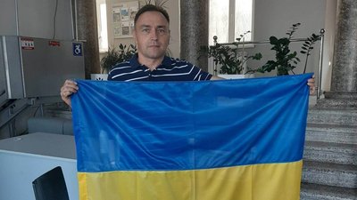 У громаді на Тернопільщині для багатоповерхівок безплатно роздають прапори У громаді на Тернопільщині для багатоповерхівок безплатно роздають прапори