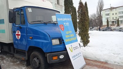 Тестувала на ВІЛ/СНІД та вакцинувала від COVID-19 мобільна бригада у Сумах Тестувала на ВІЛ/СНІД та вакцинувала від COVID-19 мобільна бригада у Сумах
