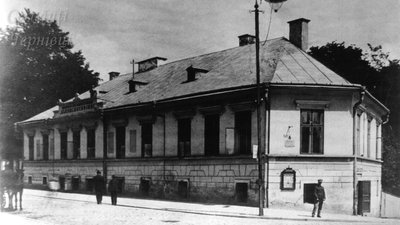 Будинок на розі вулиць Кобилянської та Вірменської, фото приблизно 1918 року. Будинок на розі вулиць Кобилянської та Вірменської, фото приблизно 1918 року.