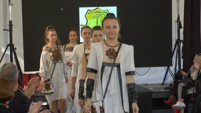 Колекції етнічного одягу презентували на фестивалі "КрайКА" у Франківську