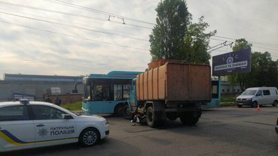 У Чернігові зіштовхнулися сміттєвоз і мотоцикл У Чернігові зіштовхнулися сміттєвоз і мотоцикл