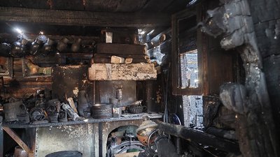 На Львівщині згоріла дерев'яна хата початку XIX століття з музейними експонатами На Львівщині згоріла дерев'яна хата початку XIX століття з музейними експонатами