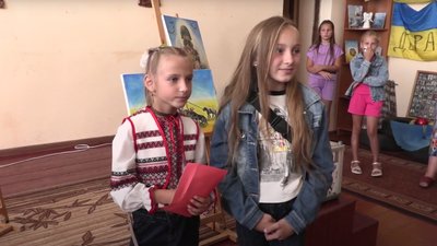 Юні волонтерки з Деражні Софія Копко та Анастасія Домбровська долучилися до благодійної акції та віддали військовим зароблені 2300 гривень. Юні волонтерки з Деражні Софія Копко та Анастасія Домбровська долучилися до благодійної акції та віддали військовим зароблені 2300 гривень.