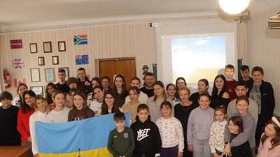 Школярі з Охтирки на Сумщині придбали для захисників три FPV-дрони Школярі з Охтирки на Сумщині придбали для захисників три FPV-дрони
