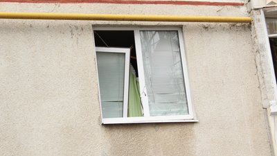 У Харкові волонтери прибирають мікрорайон, який з першого дня війни під обстрілами У Харкові волонтери прибирають мікрорайон, який з першого дня війни під обстрілами