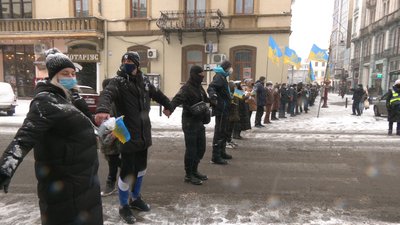 До Дня Соборності у Франківську люди утворили "живий ланцюг" від готелю “Дністер” до “Києва"