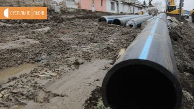У Львові на вул. Хуторівка монтують колодязі та стелять тротуарну плитку