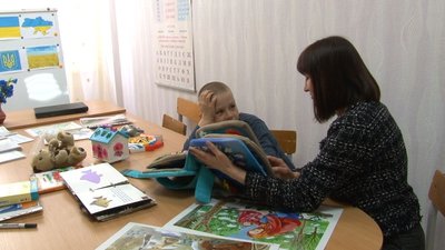 "Вони дуже налякані": як у Черкасах працюють з дітьми-переселенцями