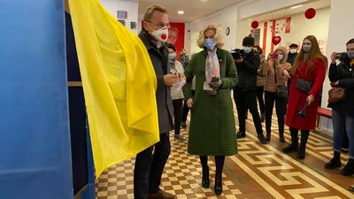 Чинний мер Львова Андрій Садовий проголосував на виборах Чинний мер Львова Андрій Садовий проголосував на виборах