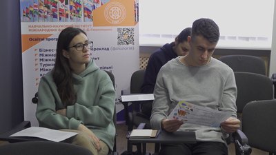 Із власного досвіду: в Тернополі військові вчили, як зібрати наплічник для евакуації Із власного досвіду: в Тернополі військові вчили, як зібрати наплічник для евакуації