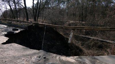 Провалля на об'їзній дорозі у Чернігові почало збільшуватися: коли розпочнуть ремонт Провалля на об'їзній дорозі у Чернігові почало збільшуватися: коли розпочнуть ремонт