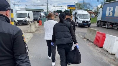 Правоохоронці екстрадували жительку Запоріжжя, яка підозрюється у продажі дитини