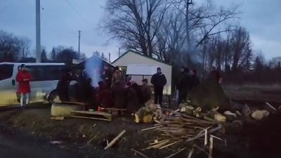 Біля Микулинців на Тернопільщині люди чергують на блокпостах Біля Микулинців на Тернопільщині люди чергують на блокпостах