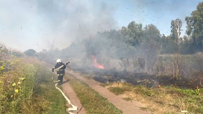 Рятувальник гасить пожежу на Вінниччині