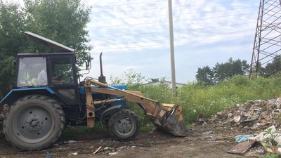 Комунальники вивозять сміття з території заказника