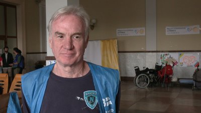 Сімейний лікар зі США волонтерить на львівському вокзалі Сімейний лікар зі США волонтерить на львівському вокзалі