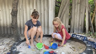 Малює загиблих батьків та хоче стати балериною. Історія Поліни, яка вижила під час розстрілу РФ колони під Куп'янськом Малює загиблих батьків та хоче стати балериною. Історія Поліни, яка вижила під час розстрілу РФ колони під Куп'янськом