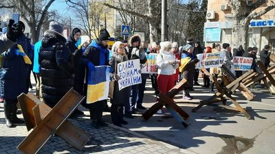 "Ми українці, а не кацапські раби" - херсонці знову вийшли на мирний мітинг "Ми українці, а не кацапські раби" - херсонці знову вийшли на мирний мітинг