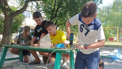 Кропивницькі школярі роблять брелоки, щоб допомогти армії Кропивницькі школярі роблять брелоки, щоб допомогти армії