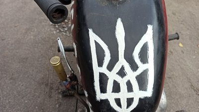 Нацгвардієць з Кропивницького збирає на передовій з брухту мотоцикли Нацгвардієць з Кропивницького збирає на передовій з брухту мотоцикли