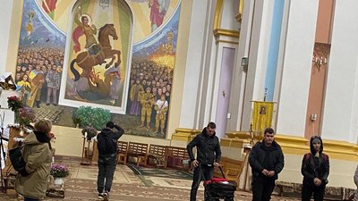 На Тернопільщині для переселенців з Маріуполя провели патріотичну екскурсію