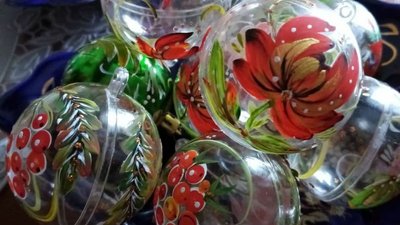 Кропивничанка Людмила Макей розмальовує ялинкові іграшки Кропивничанка Людмила Макей розмальовує ялинкові іграшки
