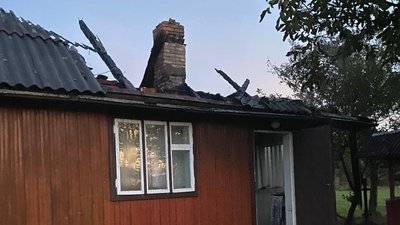 У селі Луквиця на Івано-Франківщині блискавка влучила в літню кухню і запалила горище