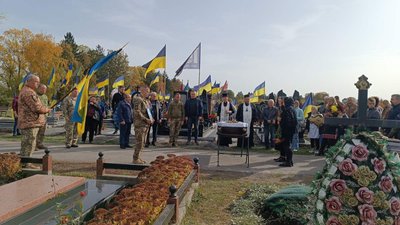 Рідні, побратими, жителі громади на кладовищі віддають останню шану бійцю Сергію Довгополому, 21 жовтня 2023. Фото: Старокостянтинівська міська рада
