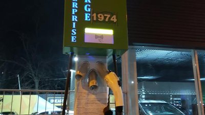 В Одесі демонтують зарядні станції для електромобілів В Одесі демонтують зарядні станції для електромобілів