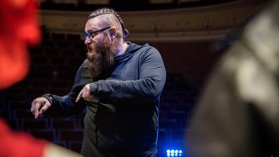 Режисер Херсонського музично-драматичного театру імені Миколи Куліша Сергій Павлюк пережив російську окупацію у Херсоні. Чоловік організовував мітинги, за що потрапляв на допити до російських військових.