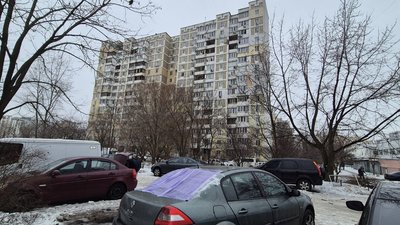 Пошкоджена внаслідок російської атаки багатоповерхівка у Дарницькому районі