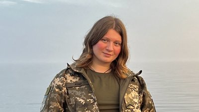Олена Савольова у військовій формі