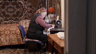 "Шию щодня": 79-річна волинянка шиє адаптивний одяг для військових "Шию щодня": 79-річна волинянка шиє адаптивний одяг для військових