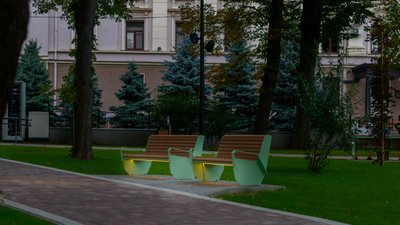 З підсвіткою лавиць та музикою. У Чернівцях оновили сквер на вулиці Кордуби З підсвіткою лавиць та музикою. У Чернівцях оновили сквер на вулиці Кордуби