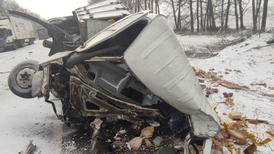 На трасі у Харківській області зіткнулися дві вантажівки та "Газель": двоє водіїв загинули На трасі у Харківській області зіткнулися дві вантажівки та "Газель": двоє водіїв загинули