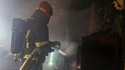 пожежа на Русанівській у Дніпрі, загинув чоловік, рятувальник гасить пожежу