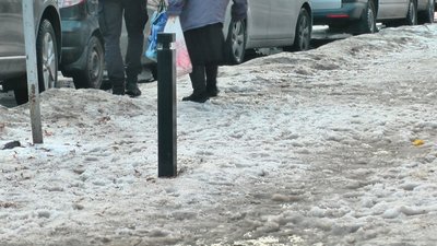 На неприбраному підталому снігові та через обледенілі кучугури містяни травмуються. Фото: Суспільне. Поділля. На неприбраному підталому снігові та через обледенілі кучугури містяни травмуються. Фото: Суспільне. Поділля.