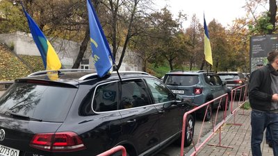 У Києві влаштували автопробіг до будинку голови КСУ Тупицького У Києві влаштували автопробіг до будинку голови КСУ Тупицького
