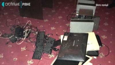 Запрошували обраних смскою на мобільний: у Рівному викрили незаконний гральний бізнес Запрошували обраних смскою на мобільний: у Рівному викрили незаконний гральний бізнес