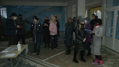 У Чернігові батьки старшокласників 12-ї школи вимагали повернути дітей у класи У Чернігові батьки старшокласників 12-ї школи вимагали повернути дітей у класи