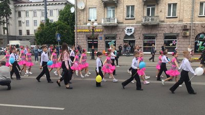 На святкову ходу в центрі Луцька вийшло майже 3 тисячі дітей На святкову ходу в центрі Луцька вийшло майже 3 тисячі дітей