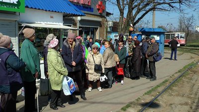 У Миколаєві слідкують за кількістю людей, які заходять до салонів трамваїв і тролейбусів