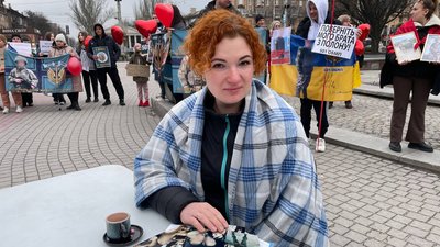 "Два серця в полоні": у Запоріжжі відбулася акція на підтримку українських полонених "Два серця в полоні": у Запоріжжі відбулася акція на підтримку українських полонених