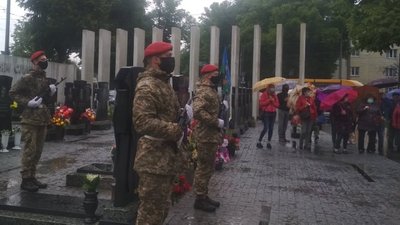 У Сумах відкрили пам'ятник загиблому полковнику Євгену Коростельову У Сумах відкрили пам'ятник загиблому полковнику Євгену Коростельову
