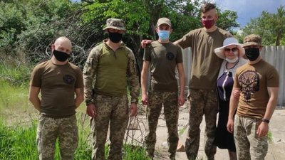 Волонтери з Тернополя та Хмельниччини передали військовим 1 400 кілограм овочів Волонтери з Тернополя та Хмельниччини передали військовим 1 400 кілограм овочів
