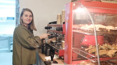 Щоб опанувати професію: у Чернівцях відкрили інклюзивну кав'ярню, де відвідувачів обслуговує молодь з інвалідністю Щоб опанувати професію: у Чернівцях відкрили інклюзивну кав'ярню, де відвідувачів обслуговує молодь з інвалідністю