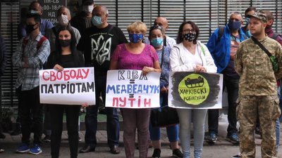 Під управлінням Нацполіції у Франківську вимагали звільнення затриманих на Харківщині Під управлінням Нацполіції у Франківську вимагали звільнення затриманих на Харківщині