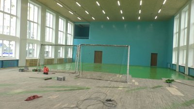 Спортзала дитячо-юнацької школи з футболу "Юність" у Чернігові. Тут можуть розмістити 150-200 хворих на коронавірус. Спортзала дитячо-юнацької школи з футболу "Юність" у Чернігові. Тут можуть розмістити 150-200 хворих на коронавірус.